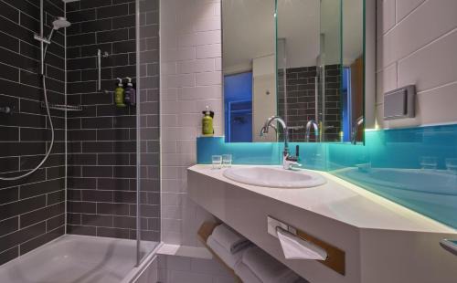 Muelheim Hotel | Holiday Inn Express Cologne Muelheim by IHG