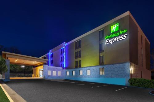 Fairfax Hotel | Holiday Inn Express Fairfax-Arlington Boulevard by IHG