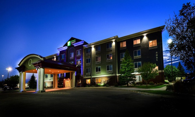 Grand Forks Hotel | Holiday Inn Express Hotel & Suites Grand Forks by IHG
