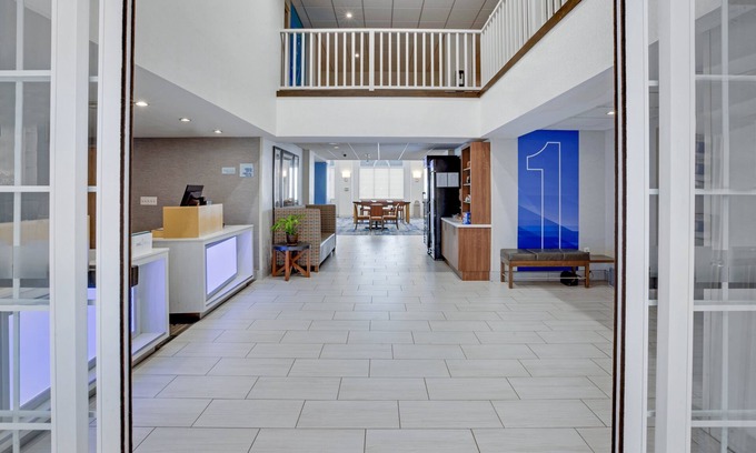 Warrenton Hotel | Holiday Inn Express Hotel & Suites Warrenton by IHG
