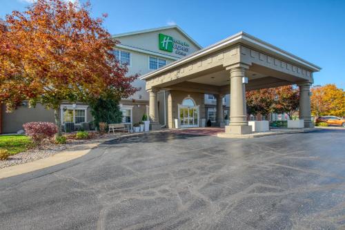 Oshkosh Hotel | Holiday Inn Express Hotel & Suites Oshkosh - State Route 41 by IHG