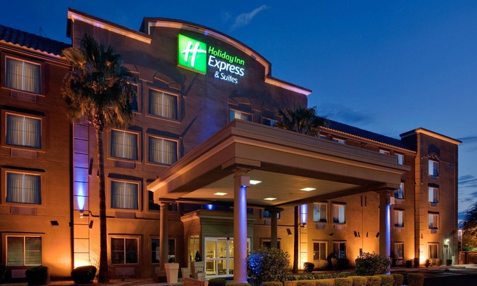 Peoria Hotel | Holiday Inn Express Hotel & Suites PEORIA NORTH - GLENDALE by IHG