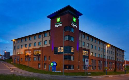 Luton Hotel | Holiday Inn Express London Luton Airport by IHG
