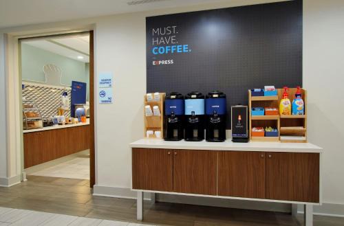 Dellslow Hotel | Holiday Inn Express Morgantown by IHG