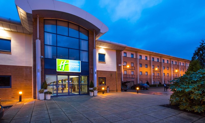 Coedkernew Hotel | Holiday Inn Express Newport by IHG