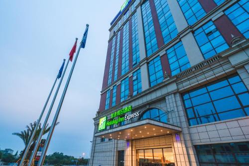 Chengdu Hotel | Holiday Inn Express Pengzhou Downtown by IHG