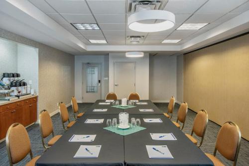 Medicine Hat Hotel | Holiday Inn Express & Suites Medicine Hat by IHG