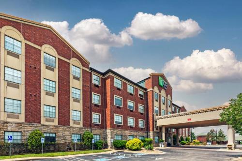 Broken Arrow Hotel | Holiday Inn Express & Suites Tulsa S Broken Arrow Hwy 51 by IHG