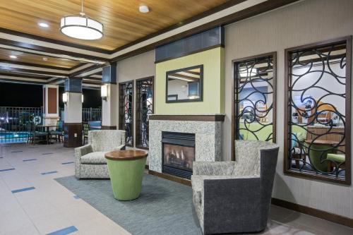 Historic Kailua Village Resort | Holiday Inn Express & Suites Kailua-Kona by IHG