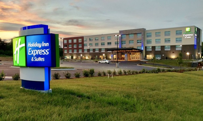 Umstead Hotel | Holiday Inn Express & Suites Raleigh Airport - Brier Creek by IHG