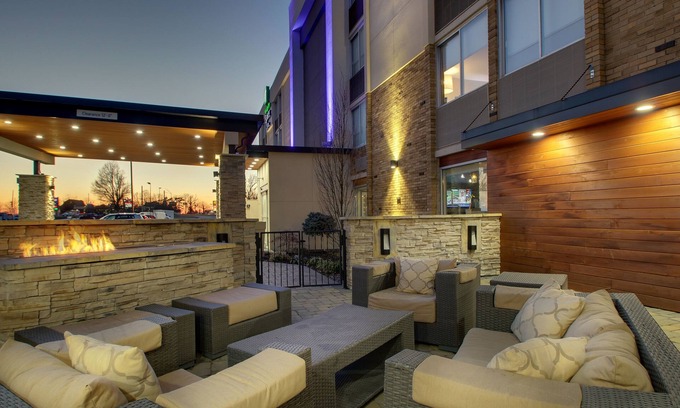 Wapakoneta Hotel | Holiday Inn Express & Suites Wapakoneta by IHG
