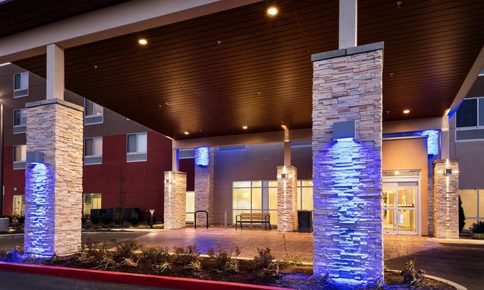 Southeast Bend Hotel | Holiday Inn Express & Suites Bend South by IHG