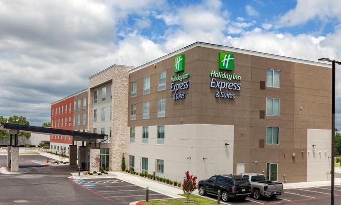 South Tulsa Hotel | Holiday Inn Express & Suites Tulsa South - Woodland Hills by IHG