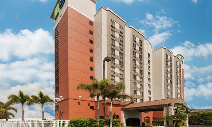 Florida Center Hotel | Holiday Inn Express & Suites - Nearest Universal Orlando by IHG