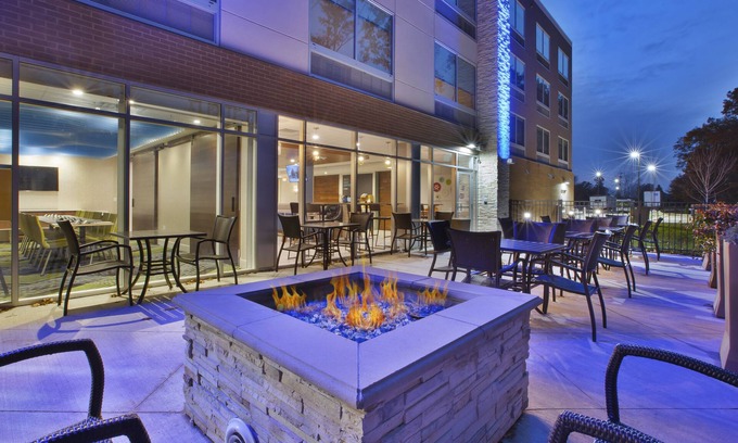 Forest Hills Hotel | Holiday Inn Express Grand Rapids Airport North by IHG