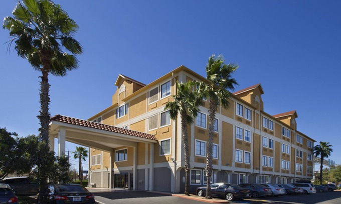 Downtown San Antonio Hotel | Holiday Inn Express & Suites San Antonio-Dtwn Market Area, an IHG Hotel
