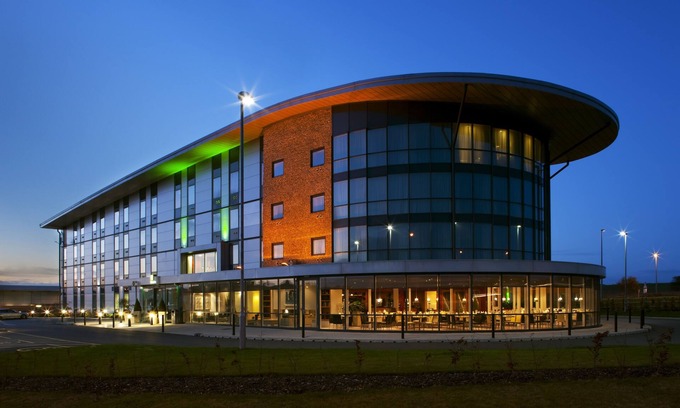 Amesbury Hotel | Holiday Inn Salisbury - Stonehenge by IHG