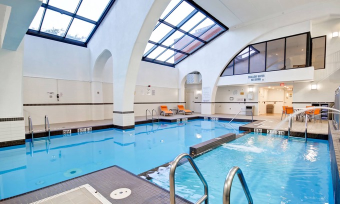 Windsor Hotel | Holiday Inn & Suites Windsor Ambassador Bridge by IHG