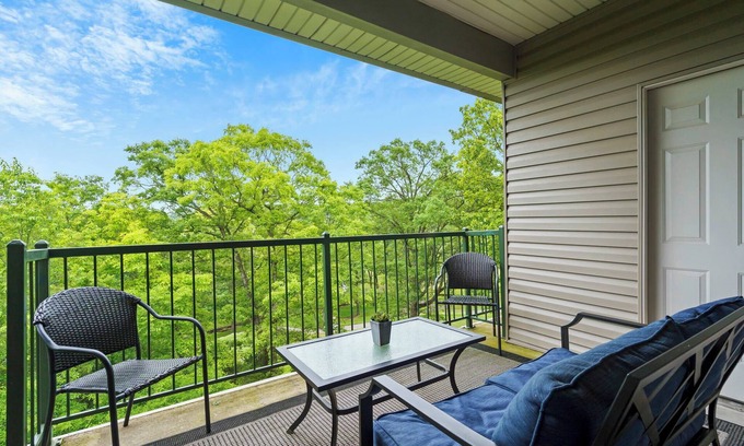 Branson Condo | Holiday Ridge Retreat 10 | Holiday Hills Branson | Golf Resort | Outdoor pools