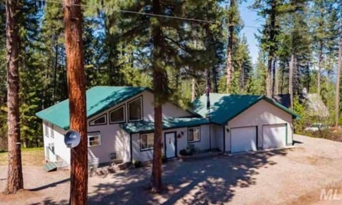 Garden Valley House | Holiday Tree House - with community pool & golf!