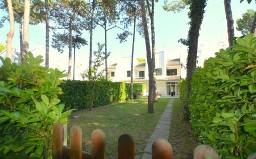 Lignano Pineta Villa | Holiday villa with garden