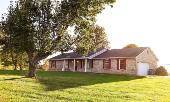 Williamstown House | Holland Meadows minutes from The Ark Encounter. Quite countryside!