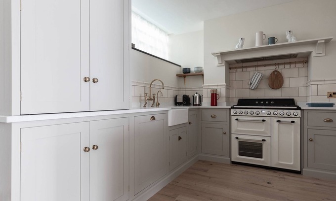 Holland Park Apartment | Holland Park Mews IV by onefinestay