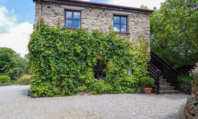 Truro Cottage | HOLLIES COTTAGE, pet friendly, with a garden in Goonhavern