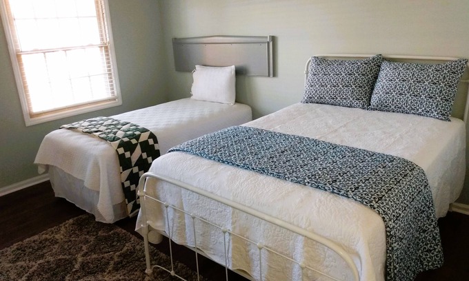 Lake Waccamaw House | Hollingsworth FashionableTownhome— Deaton's Chalet — Steps away from the lake!