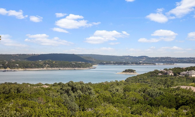 Jonestown Condo | Hollows Resort, Luxury Villa, Great View of Lake Travis & Hill Country, Pools, Fitness Center!