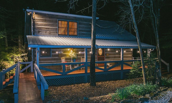 Dial Cabin | Holly Branch Hideaway - Cozy log home close to everything in the N GA Mountians