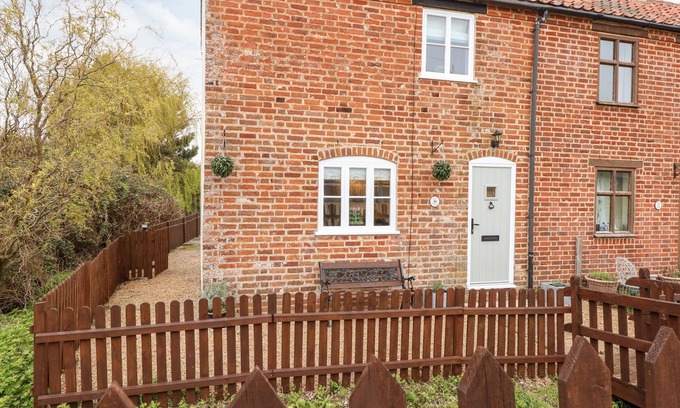 Sea Palling Cottage | HOLLY COTTAGE, pet friendly, character holiday cottage in Sea Palling
