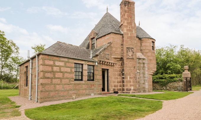 Aberdeen Cottage | HOLLY LEAF COTTAGE - DRUM CASTLE ESTATE, pet friendly in Peterculter