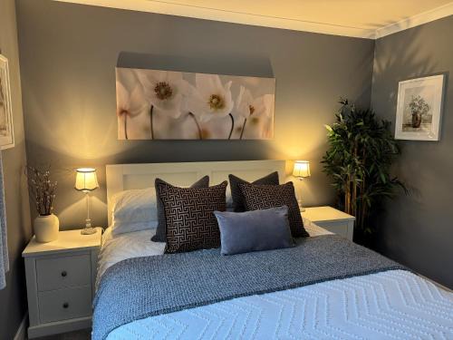 Oban Apartment | Holly Lodge - 2 x Kingsize bedrooms with private entrance and free parking-new shower room