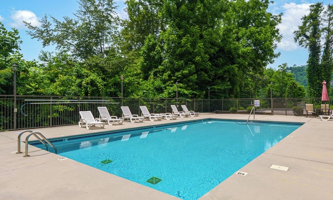 Gatlinburg Condo | Holly Ridge 405 | Privacy + Near Gatlinburg
