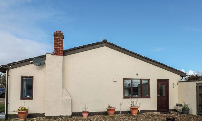 Northallerton Cottage | HOLLY TREE COTTAGE, pet friendly, with a garden in Northallerton
