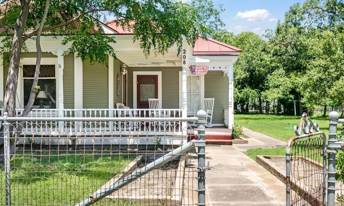 Fredericksburg House | Hollys Haus | 2/2 Cottage | In Town | Private Hot Tub