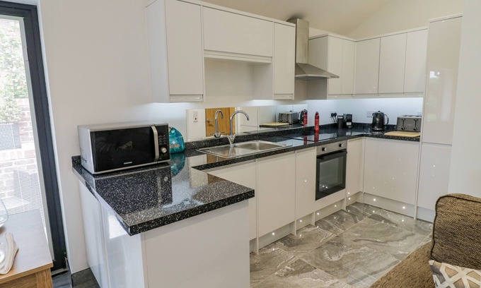 Lichfield Cottage | HOLLYWELL COTTAGE, pet friendly, with a garden in Lichfield