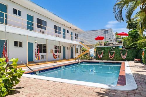 North Beach Apartment | Hollywood Beach, Steps to the Beach, Pool