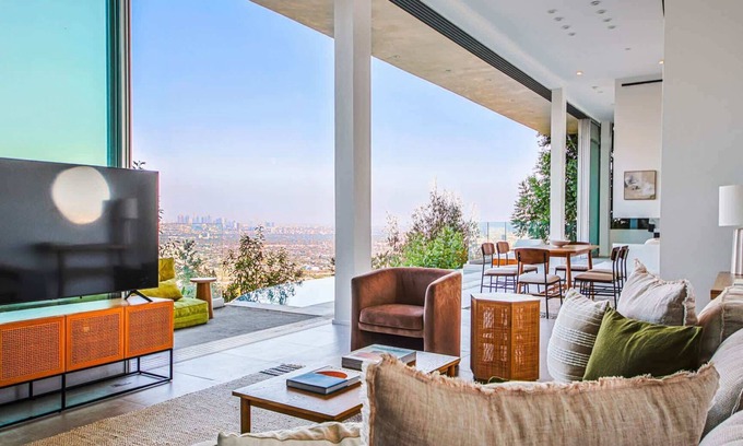 The Flats Villa | Hollywood Hill Retreat Infinity Pool Skyline Views