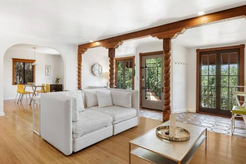 Studio City House | Hollywood Hills Walk to Universal City Views