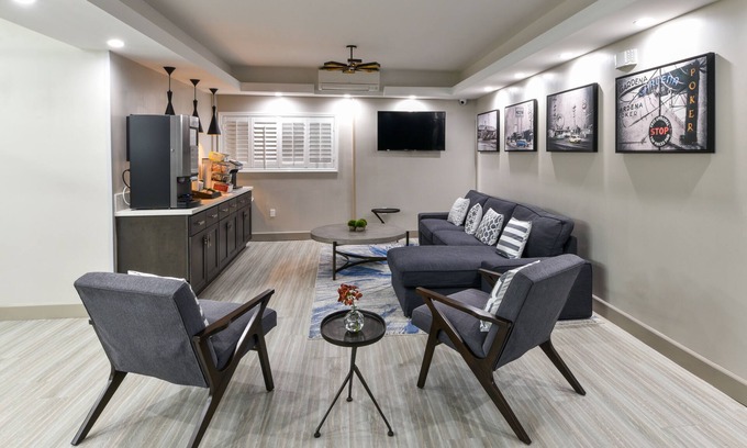 West Athens Hotel | Hollywood Inn Suites Hotel