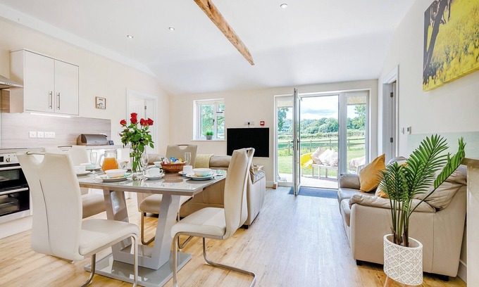 Woolland Cottage | Hollywood is the kind of place where families/friends can unwind.