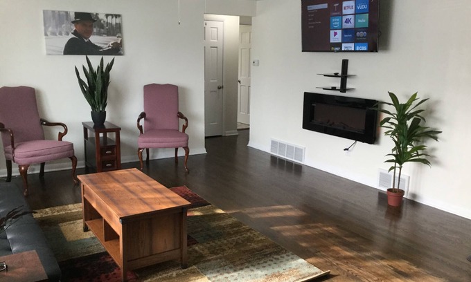 Racine House | Hollywood! Professionally Cleaned, Self Check In - Sleeps 10