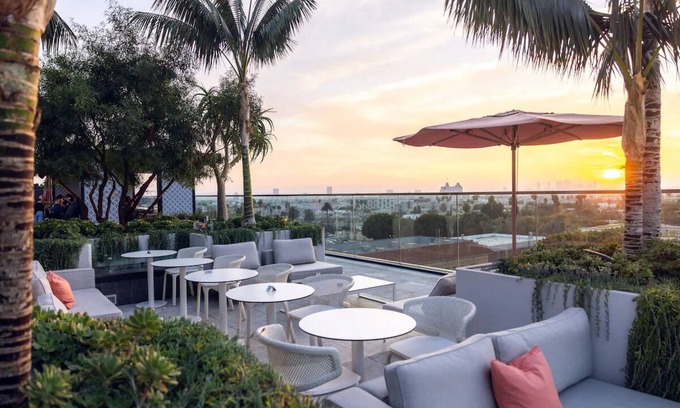 Hollywood Hotel | Hollywood Retreat with Pool & Pet-Friendly Room Near Iconic Sights