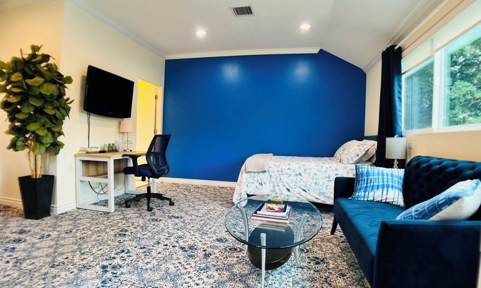 Hollywood Apartment | Hollywood top rated apartment with roof deck in prime location