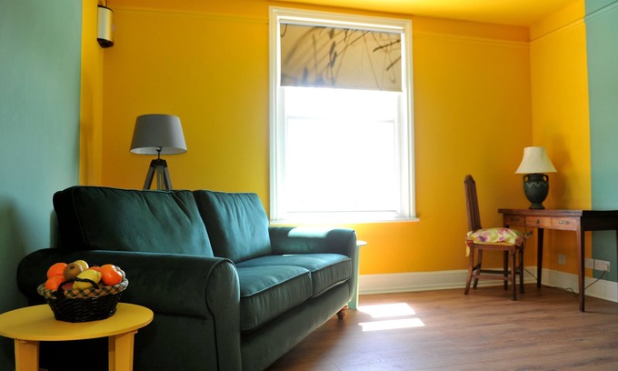 Cheltenham Apartment | Holst - an apartment that sleeps 2 guests in 1 bedroom
