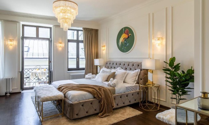 Bucharest City-Centre Hotel | HOLT Old Town Luxury Suites with Balcony