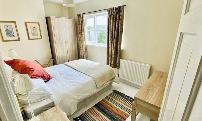 Holt House | Holt, Wrexham nr Chester, welcoming, historical, 3 dbl bedrooms S/C