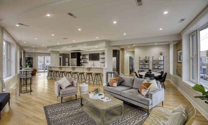 Wrigleyville Apartment | "Holy Cow"! 4bed 4bath Duplex Penthouse w/ 3,000 sqft Private Roof-Deck!
